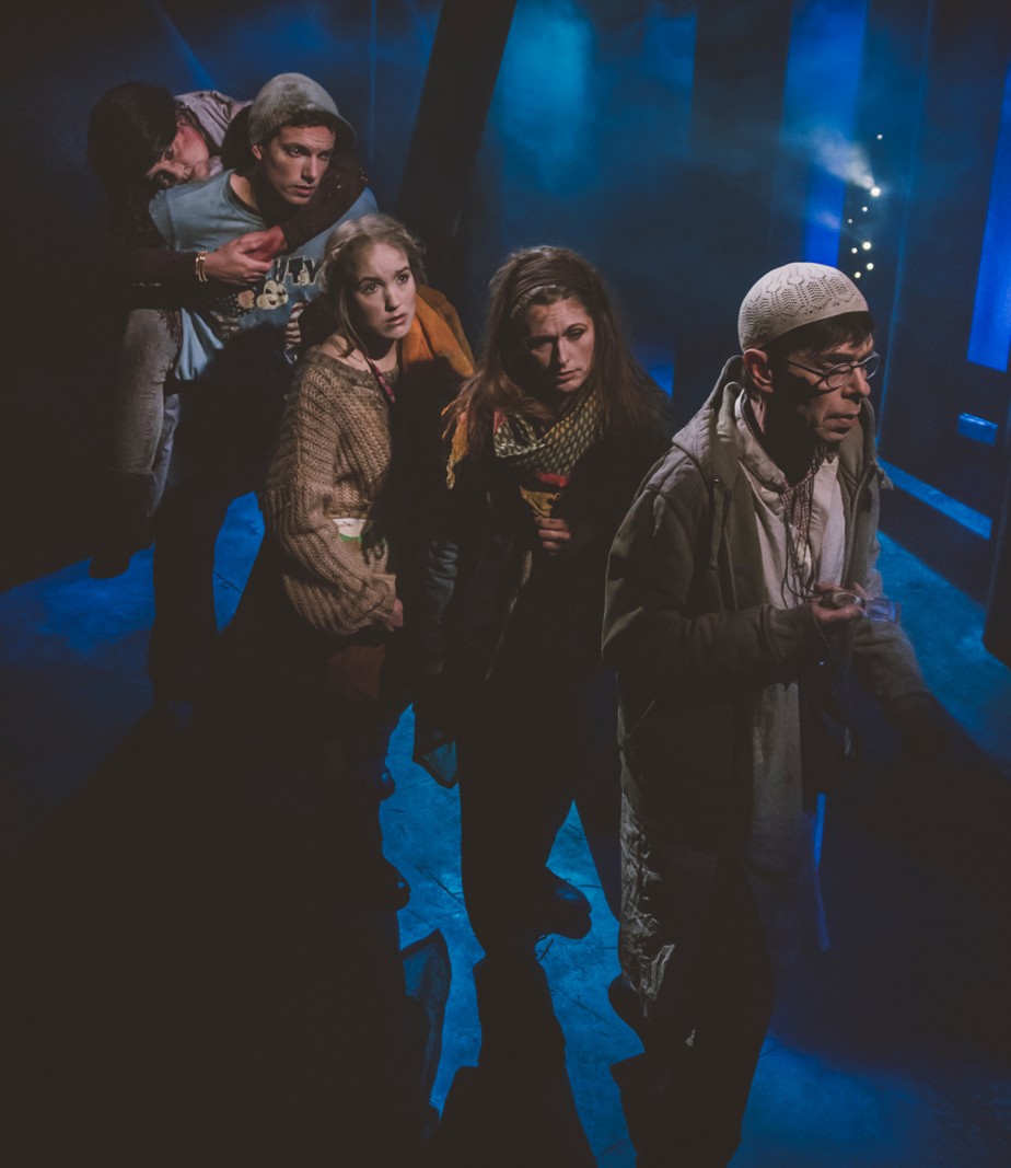 Tal med dine børn om flygtninge</br>Forestillingen handler om fem ellers almindelige børn, der er uledsagede flygtninge.</br>Foto: PR-foto / Teatret Zeppelin - Anders Rimhoff