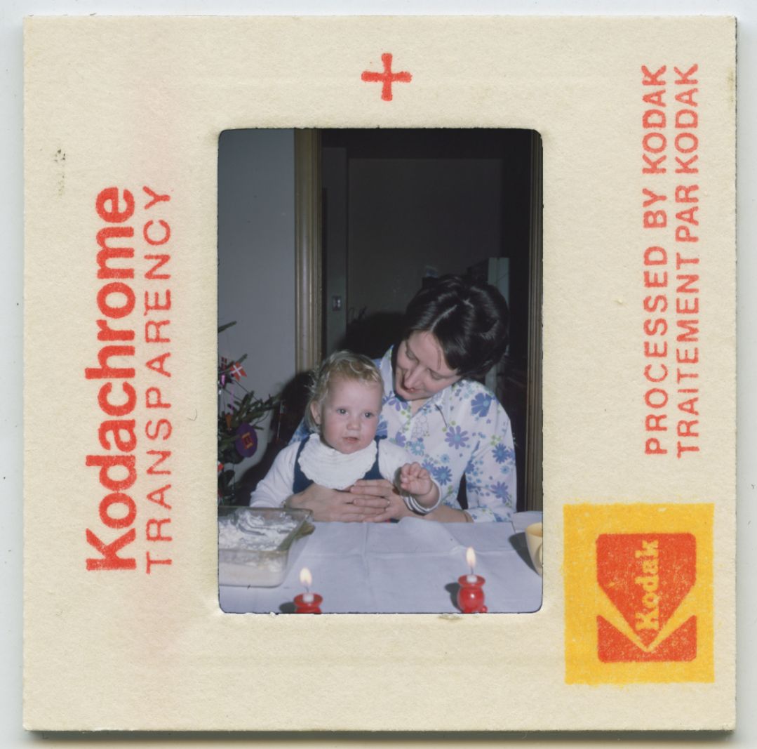 Louise Juhl Dalsgaard faldt pladask for bøgerne da hun var barn</br>Louise Juhl Dalsgaard med sin mor en jul i 1970'erne.</br>Foto: Privatfoto - affotograferet af Frej Rosenstjerne