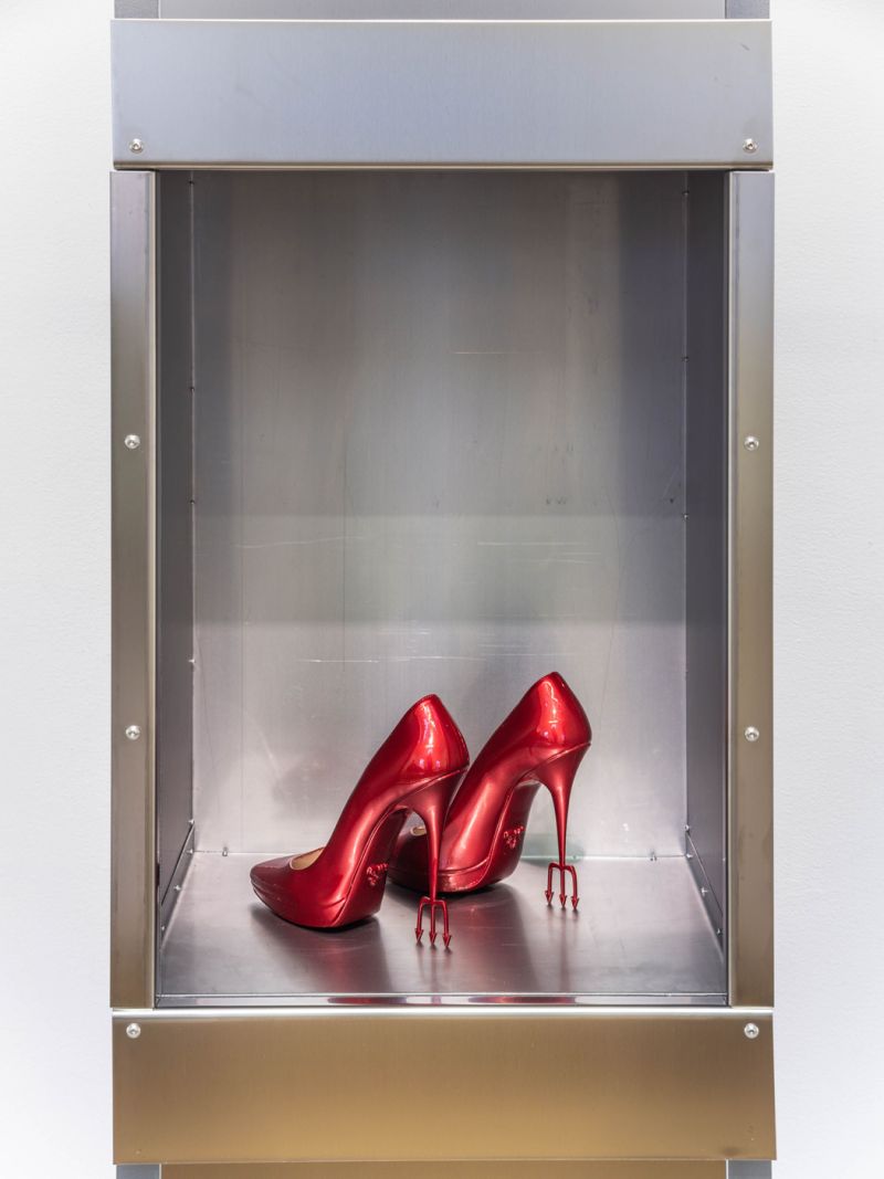 Udstillingsstedet Overgaden præsenterer nye talenter</br>The Devil’s Contract. Dumbwaiter (stainless steel, motor, chain, gears), modified prada stilettos, red lacquer, 2021. </br>Foto: Jean-Baptiste Béranger