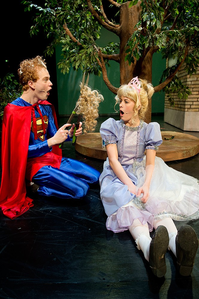 Teater fyldt med unoder og ægte glæde</br>Villads kommer ofte i uføre.</br>Foto: PR-foto / Aalborg Teater - Lars Horn