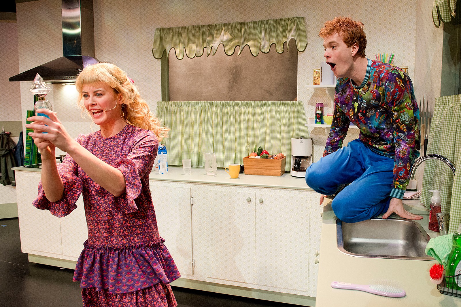 Teater fyldt med unoder og ægte glæde</br>Forestillingen er en perlerække af påfund.</br>Foto: PR-foto / Aalborg Teater - Lars Horn