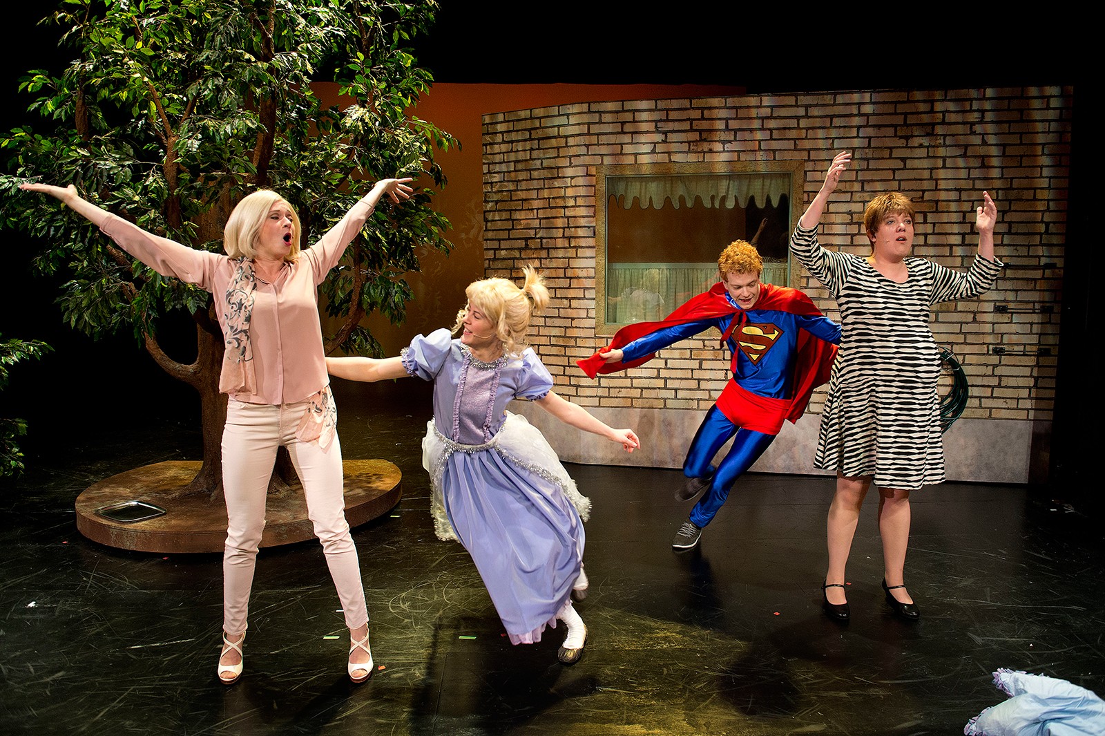 Teater fyldt med unoder og ægte glæde</br>Villads' og Frida's mødre synger en både skæg og rørende sang om forælderskabet.</br>Foto: PR-foto / Aalborg Teater - Lars Horn