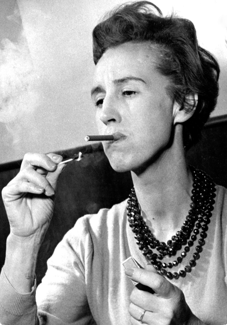 Lise Nørgaard kæmpede for  ligestillingen iført Chanel og cerut</br>Lise Nørgaard, da hun var journalist. 1959.</br>Foto: Polfoto/Ritzau Scanpix