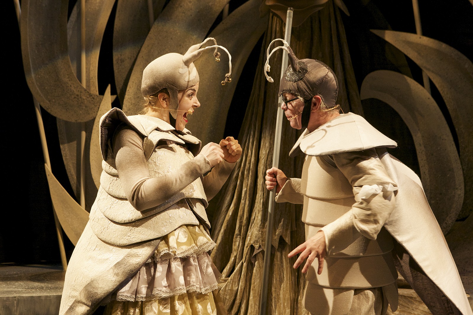 Følsomme følehorn og lysende billekærlighed</br>Billerne taler deres helt eget sprog i forestillingen.</br>Foto: PR-foto / Teaterhuset Filuren