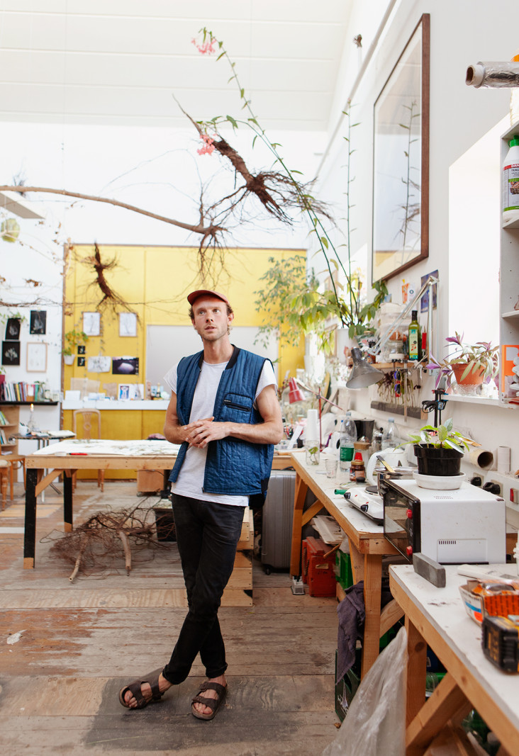 Rune Bosse er vendt hjem til træerne</br>Rune i sit værksted i Værløse, 2019.</br>Foto: Erika Svensson