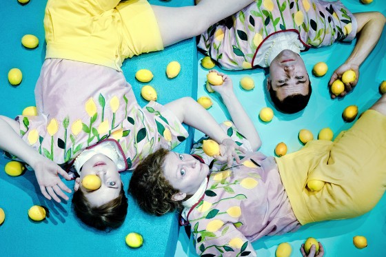 En citronmåne fuld af farver og musik</br>Citroner i vand er en forestilling for de 2-4 årige.</br>Foto: PR-foto / Det Lille Teater – Karoline Lieberkind