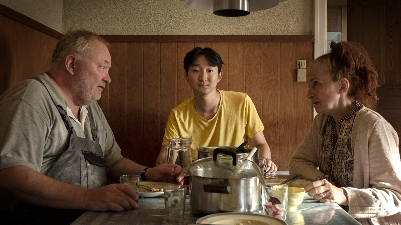 Malene Choi blev adopteret fra Sydkorea. Hendes nye film handler om svære dynamikker i en dansk adoptivfamilie</br>Bjarne Henriksen, Cornelius Won Riedel-Clausen og Bodil Jørgensen.</br>Foto: Christian Geisnæs.