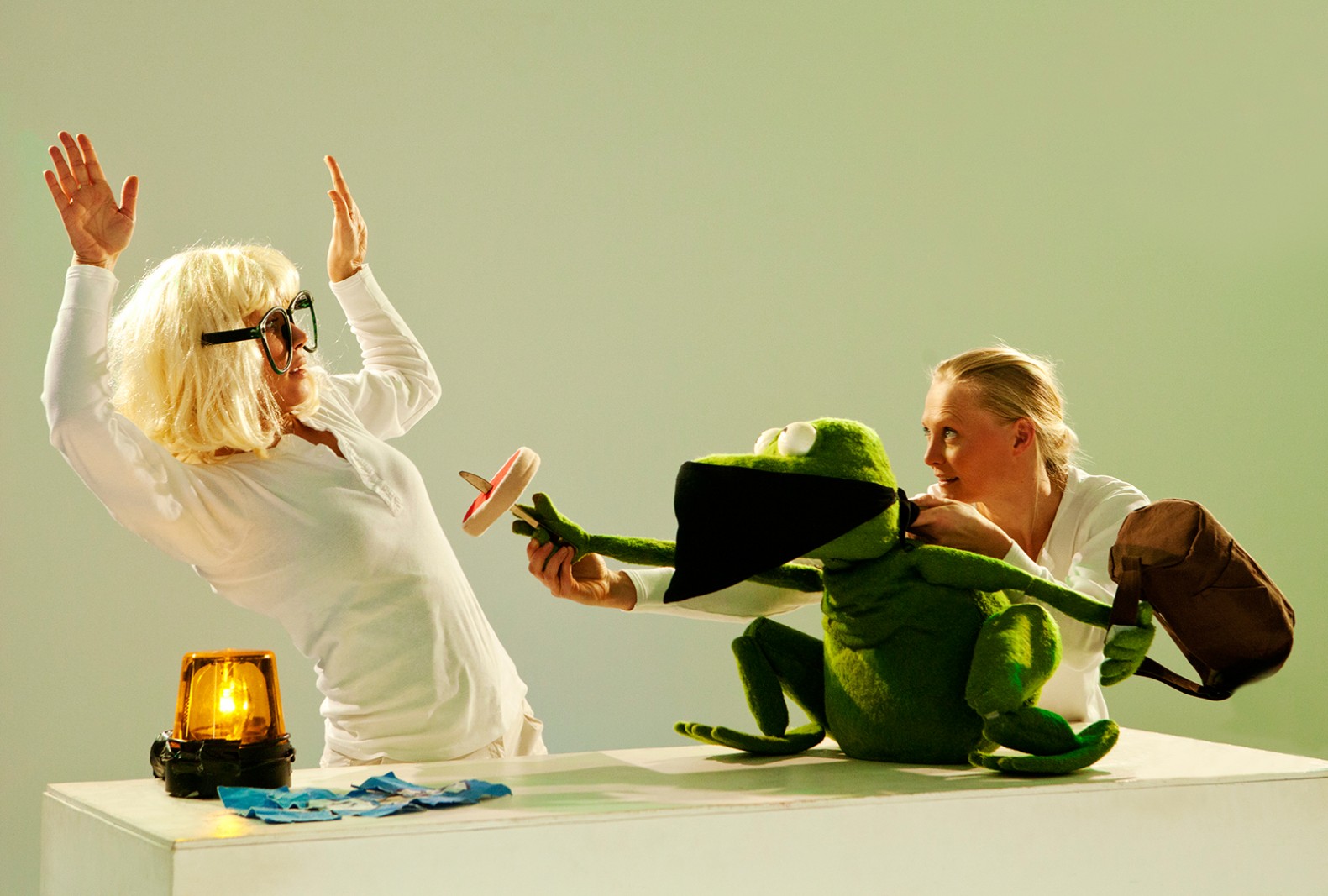 Mustafas kiosk sælger ud</br>I Mustafas Kiosk kan man opleve en frø, der begår bankrøveri med en kniv og en kotelet</br>Foto: PR-foto / Teater Fantast - Natascha Rydvald