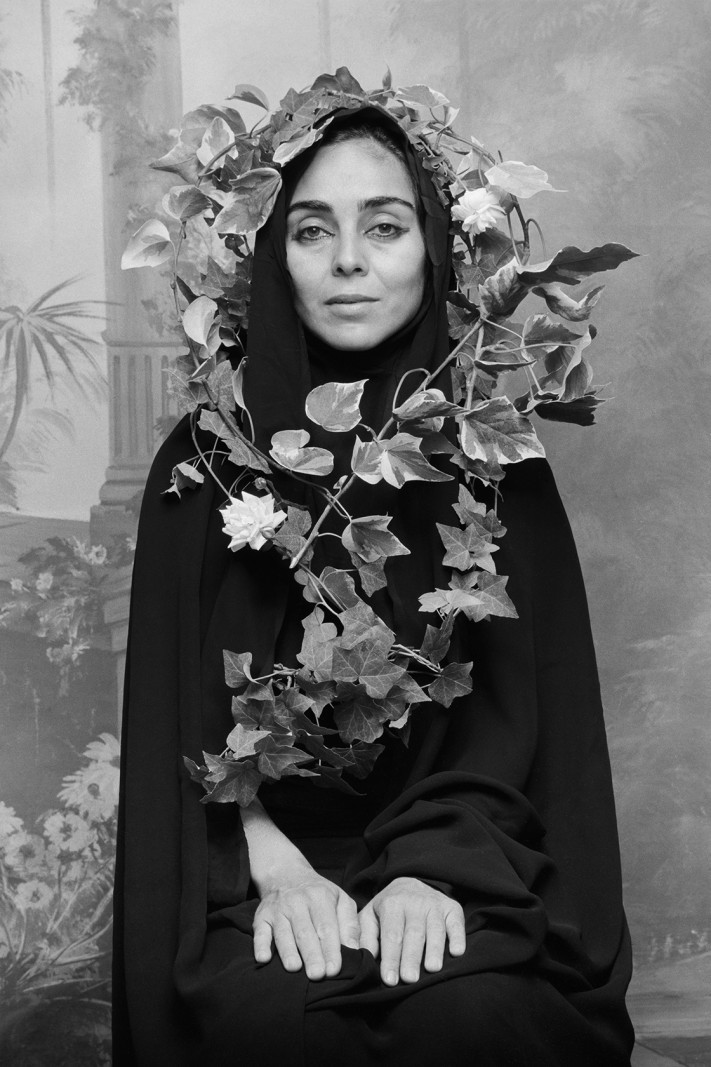 Efter mange år i eksil besøgte Shirin Neshat sit hjemland Iran. Oplevelsen blev et startskud til  hendes kunstneriske karriere</br>Shirin Neshat, Untitled, from Women of Allah series, 1995.
<br /></br>Foto: Courtesy Goodman Gallery.