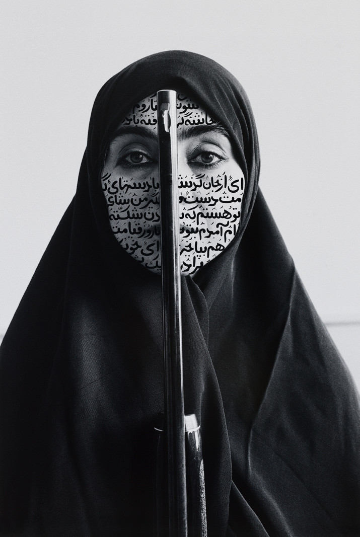Efter mange år i eksil besøgte Shirin Neshat sit hjemland Iran. Oplevelsen blev et startskud til  hendes kunstneriske karriere</br>Shirin Neshat, Rebellious Silence</br>Foto: Courtesy Gladstone Gallery