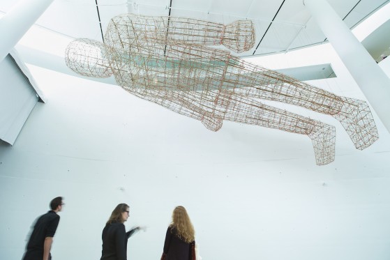 Et Flyvende tæppe, der ryster af skræk over kunstens mærkelighed</br>Den kinesiske kunstner Ai Weiweis værk på ARoS aktuelle udstilling hænger højt oppe.</br>Foto: PR-foto/ ARoS