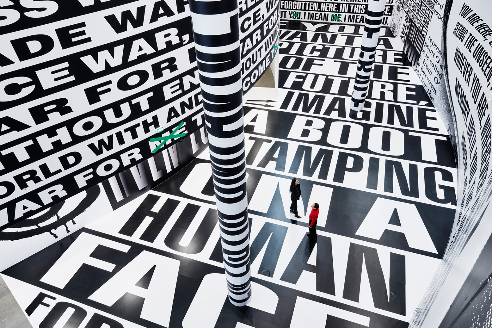 Ydmyg superstar med fingeren på samfundets puls </br>Barbara Kruger – No Comment, ARoS 2024. Installationview.</br>Foto: Anders Sune Berg © ARoS 2024