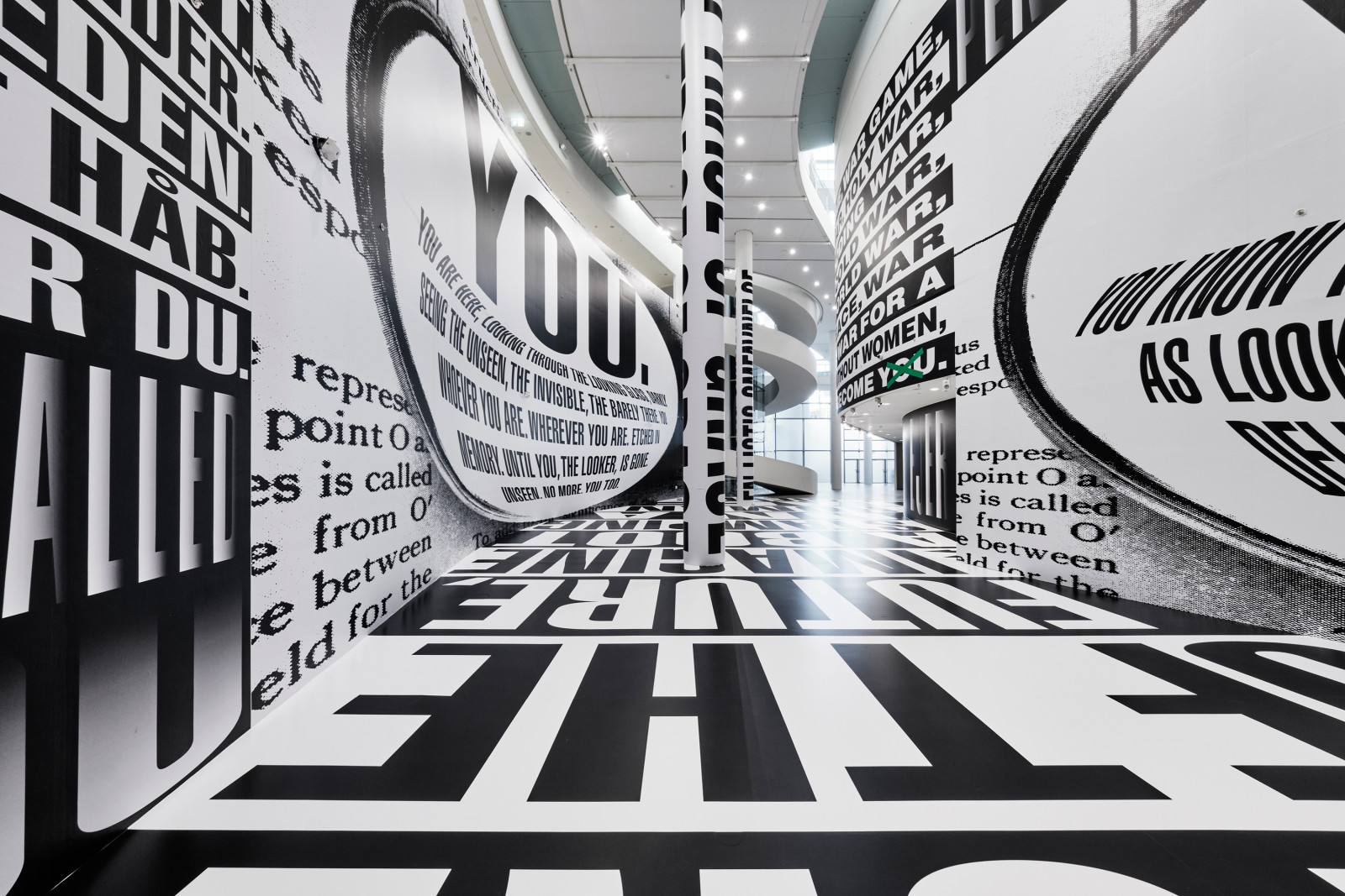 Ydmyg superstar med fingeren på samfundets puls </br>Barbara Kruger – No Comment, ARoS 2024. Installationview.</br>Foto: Anders Sune Berg © ARoS 2024