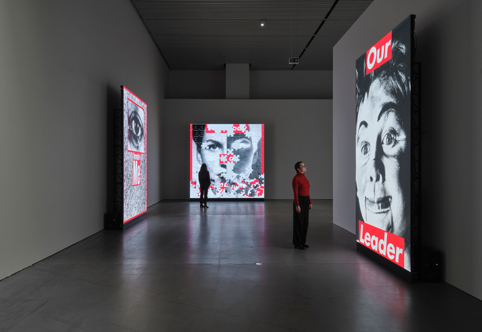 Ydmyg superstar med fingeren på samfundets puls </br>Barbara Kruger – No Comment, ARoS 2024. Installationview.</br>Foto: Anders Sune Berg © ARoS 2024