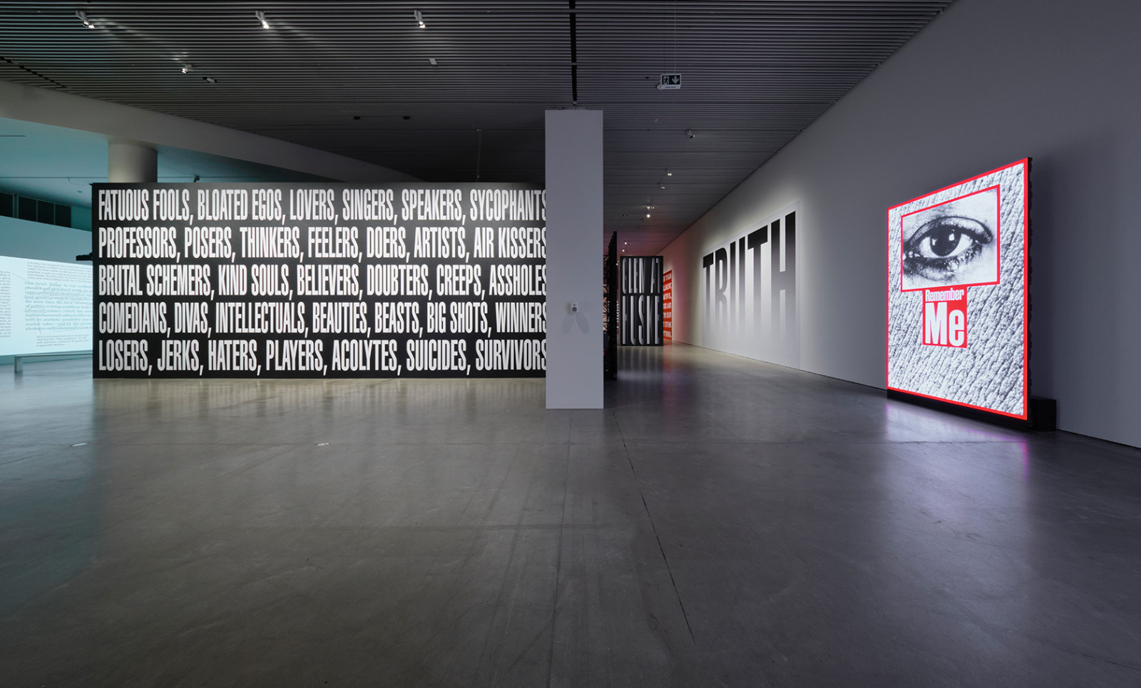 Ydmyg superstar med fingeren på samfundets puls </br>Barbara Kruger – No Comment, ARoS 2024. Installationview.</br>Foto: Anders Sune Berg © ARoS 2024