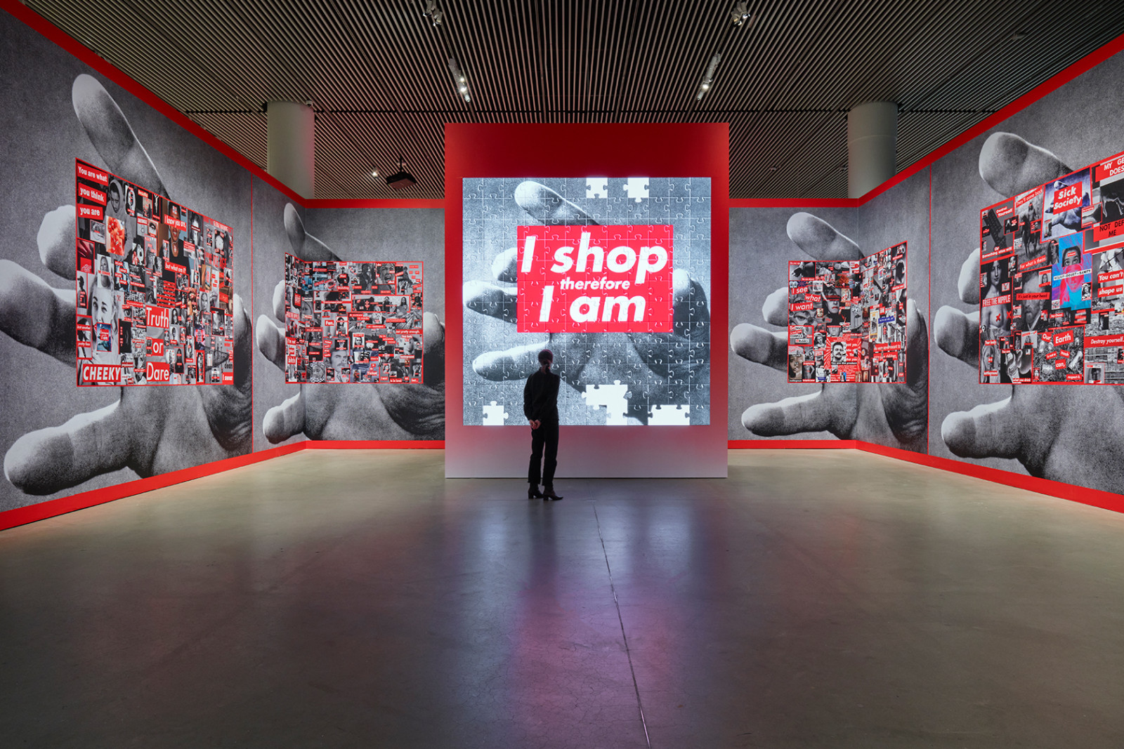 Ydmyg superstar med fingeren på samfundets puls </br>Barbara Kruger – No Comment, ARoS 2024. Installationview.</br>Foto: Anders Sune Berg © ARoS 2024