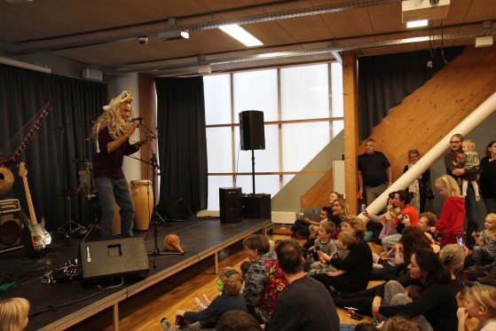 En musikalsk børnevirus fra de varme lande</br>Moussa Diallo i Prismen på Amager </br>Foto: Pernille Germansen