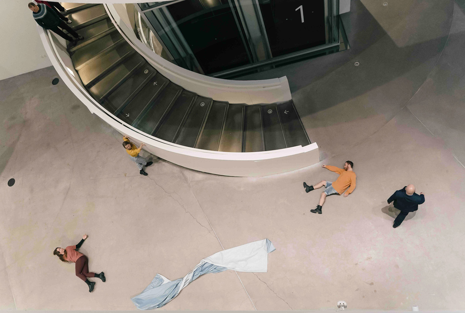 Mirko Guido danser med arkitekturen, landskabet og jorden selv</br>The Longest Gap danseforestilling på ARoS Aarhus Kunstmuseum.</br>Foto: Christoffer Brekne.