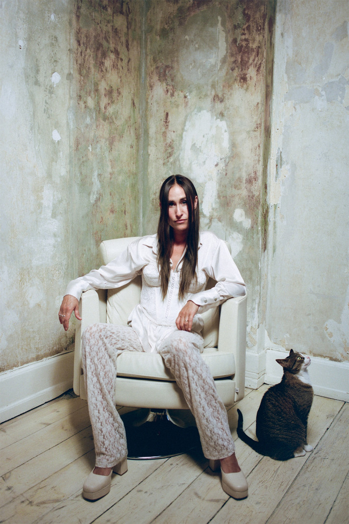 Rosalinde Mynster drages af det kunstige udseende og skriver debutroman om  længslen efter skønhed</br>Rosalinde Mynster.</br>Foto: Jasper Spanning.