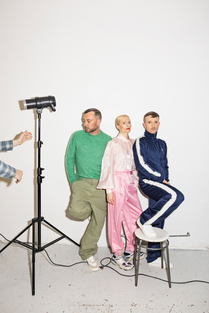Platt-Form laver satire om den tragikomiske tid, vi lever i</br>Platt-Form. Jakob Fauerby, Mille Lehfeldt og Laus Høybye.</br>Foto: Ulrik Jantzen
