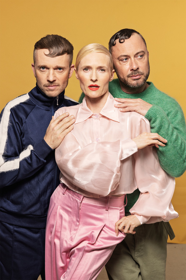 Platt-Form laver satire om den tragikomiske tid, vi lever i</br>Platt-Form. Laus Høybye, Mille Lehfeldt og Jakob Fauerby.</br>Foto: Ulrik Jantzen