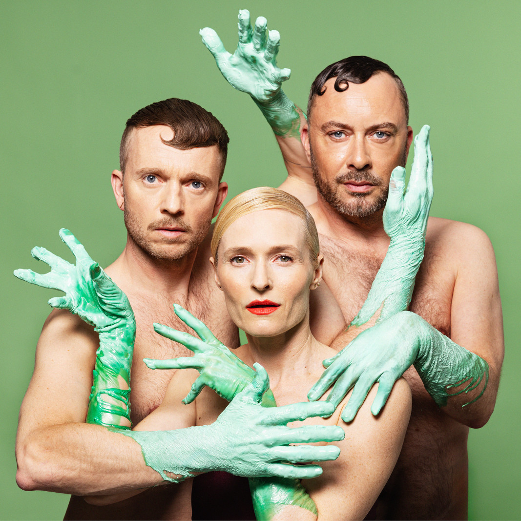 Platt-Form laver satire om den tragikomiske tid, vi lever i</br>Platt-Form. Laus Høybye, Mille Lehfeldt og Jakob Fauerby.</br>Foto: 
