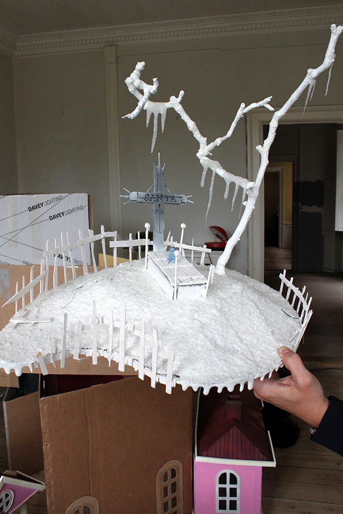 Portræt af Shane Brox: Når det barnlige trøster den voksne</br>Midt i hvid glimmersne er Julemanden stedt til hvile. Shane Brox holder af at provokere på en sød måde.</br>Foto: Puk Qvortrup