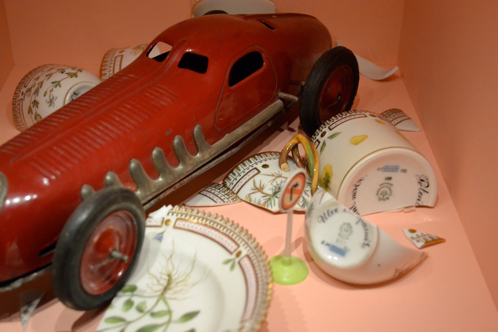 Portræt af Shane Brox: Når det barnlige trøster den voksne</br>Shane Brox har smadret fornemt porcelæn fra Flora Danica i forbindelse med sine opstillinger.</br>Foto: PR-foto