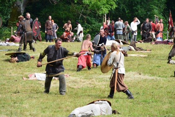 Levende vikinger</br>Vikingernes våben er kopier af vikingetidens våben, men de er ikke skarpe.</br>Foto: Jørn Therkildsen
