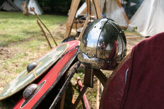Levende vikinger</br>Efter endt kamp stod hjelme, skjolde og våben til skue i landsbyen.</br>Foto: Fine Spind