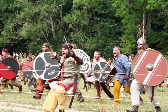 Levende vikinger</br>Til små og stores forskrækkelse for vikingerne frem mod publikum efter den store kamp. </br>Foto: Fine Spind