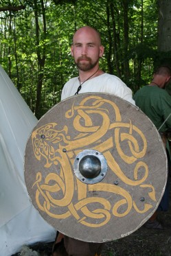 Levende vikinger</br>En viking viser sit hjemmebyggede skjold frem.</br>Foto: Fine Spind