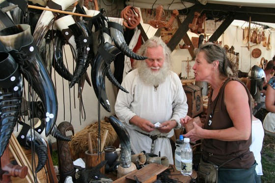 Levende vikinger</br>Drikkehorn til salg.</br>Foto: Fine Spind