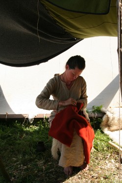 Levende vikinger</br>Et ungt vikingepar solgte deres håndværk.</br>Foto: Fine Spind