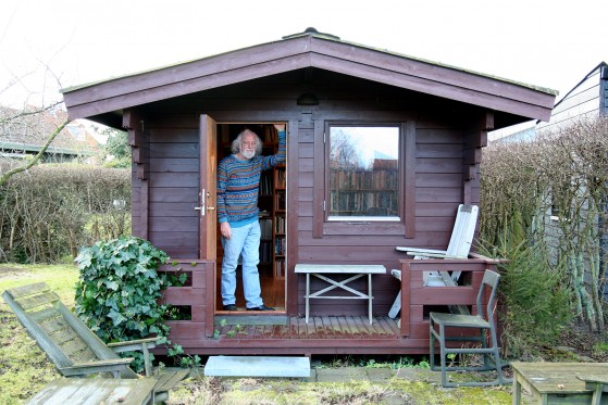 Svend Åge Madsen: “Forelskelsen er det sidste, man glemmer”</br>Svend Åge Madsen i sit et-plans 'Bogtårn' i baghaven.</br>Foto: Fine Spind - Sixten Therkildsen