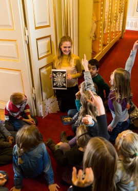 En kongelig påske med gæk på slottet</br>På rundvisningerne kan børn lære om kongelige, folkelige og religiøse påsketraditioner i fornemme omgivelser.</br>Foto: PR-foto / Kongernes Samling