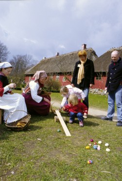 Påske i Odense: Hør H.C. Andersen-eventyr blandt forårsblomster og duft til påskemaden</br>Der er masser af påskelege i Den Fynske Landsby.</br>Foto: PR-foto / Den Fynske Landsby