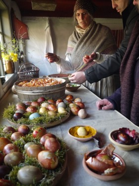 Påske i Odense: Hør H.C. Andersen-eventyr blandt forårsblomster og duft til påskemaden</br>På Torupgården kan alle male påskeæg som i gamle dage.</br>Foto: PR-foto / Den Fynske Landsby