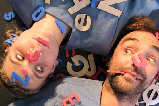 Leg med ord</br>Helga Rosenfeldt Olsen og Steffen Nielsen er vilde med ord i forestillingen ORd. </br>Foto: PR-Foto / Hvid Støj