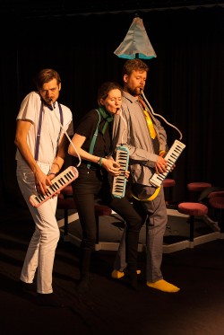 En syngende samvittighed</br>Medvirkende (fra venstre): Jonas Littauer, Katrine Beck Ibsen og Jacob Venndt er musikalske multitalenter. Her med melodikaer.</br>Foto: PR-foto / hvid støj - Louise Kirkegaard