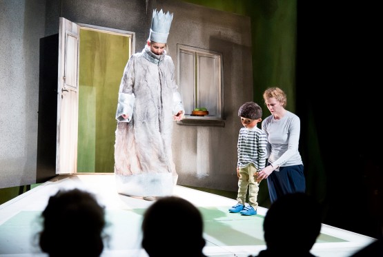 Vrede Mand slår</br>'Dreng' bliver spillet af en dukke i en smuk opsætning på ZeBU.</br>Foto: PR-foto: Teatret ZeBU og Musikteatret SAUM