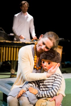 Vrede Mand slår</br>Mor beskytter Dreng, når Fars vrede vokser.</br>Foto: PR-foto: Teatret ZeBU og Musikteatret SAUM
