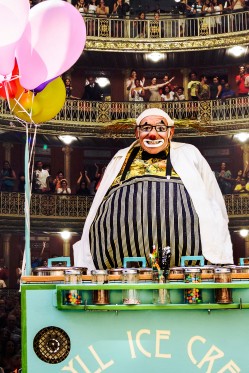 200 teaterforestillinger. Aprilfestivalen er klar!</br>Paolo Nani Teater: Jekyll on Ice
<br />Paolo Nanis sjove, runde og elskelige figur, Jekyll, er blevet issælger, og han har sin helt egen måde at drive forretning på. Fra 10 år og op.</br>Foto: PR-foto: Søren Meisner