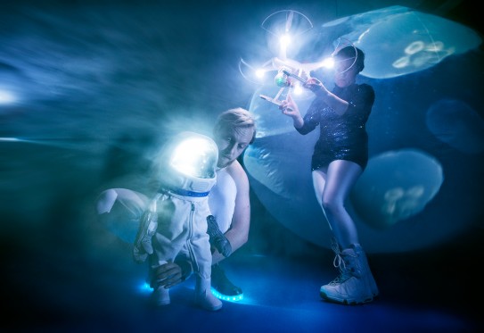 200 teaterforestillinger. Aprilfestivalen er klar!</br>Graense-Loes: 'It's All My Fault'
<br />Her indgår en jordklode fuld af videoprojektioner, fire droner med live kameraer og en ung mand, der søger efter meningen med det hele. Fra 13 år og op.</br>Foto: PR-foto: Per Morten Abrahamsen