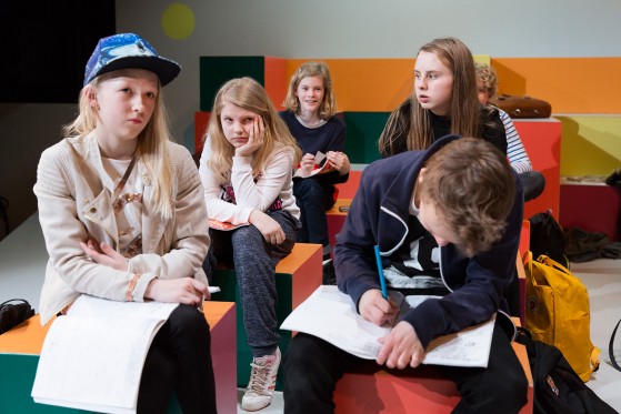 ‘Lars Ole 5.C’-revisited: Skolebørn spiller sig selv i Malmros-klassiker</br>Børnene spiller sig selv på scenen. De har været med til at skrive hinandens replikker.</br>Foto: PR-foto: Aarhus Teater / Anna Marín Schram