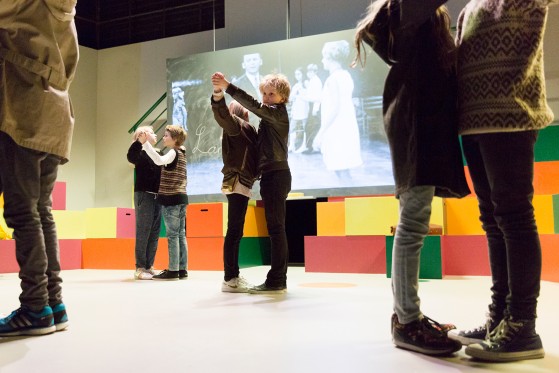 ‘Lars Ole 5.C’-revisited: Skolebørn spiller sig selv i Malmros-klassiker</br>'Lars Ole, 5.C' er et teater mashup med klip fra både originalklip og nye optagelser, som Nils Malmros har stået for.</br>Foto: PR-foto: Aarhus Teater / Anna Marín Schram