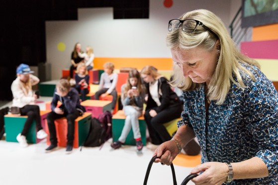 ‘Lars Ole 5.C’-revisited: Skolebørn spiller sig selv i Malmros-klassiker</br>Liss Eriksen har været skolelærer i 30 år. Hun spiller sig selv i forestillingen på Borgerscenen på Aarhus Teater.</br>Foto: PR-foto: Aarhus Teater / Anna Marín Schram