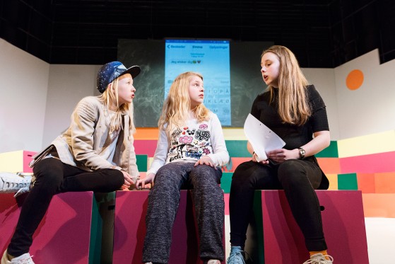 ‘Lars Ole 5.C’-revisited: Skolebørn spiller sig selv i Malmros-klassiker</br>Teaterforestillingen tager fat i ungdomslivet, som det er i 2016 med sociale medier og snapchat.</br>Foto: PR-foto: Aarhus Teater / Anna Marín Schram