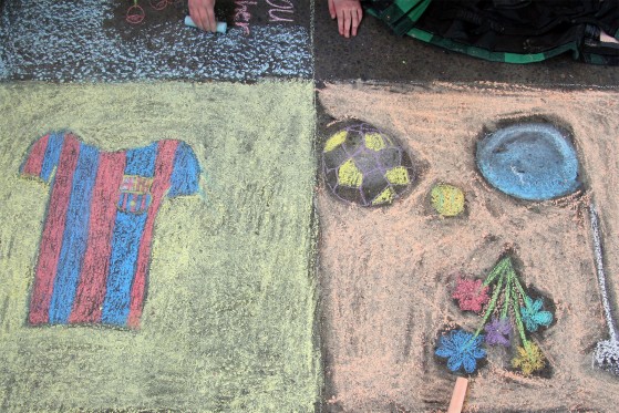 Børn kridter Godsbanen op</br>En kridttegning-pakke med indhold til én der skal glædes.</br>Foto: Sixten Therkildsen / Fine Spind
