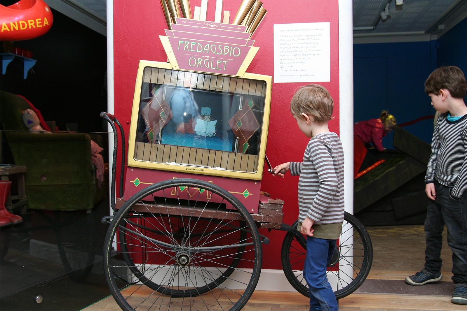 Bamse, Hr. Skæg og Clevin på museum</br>Fredagsbio orglet med håndsving.</br>Foto: Sixten Therkildsen